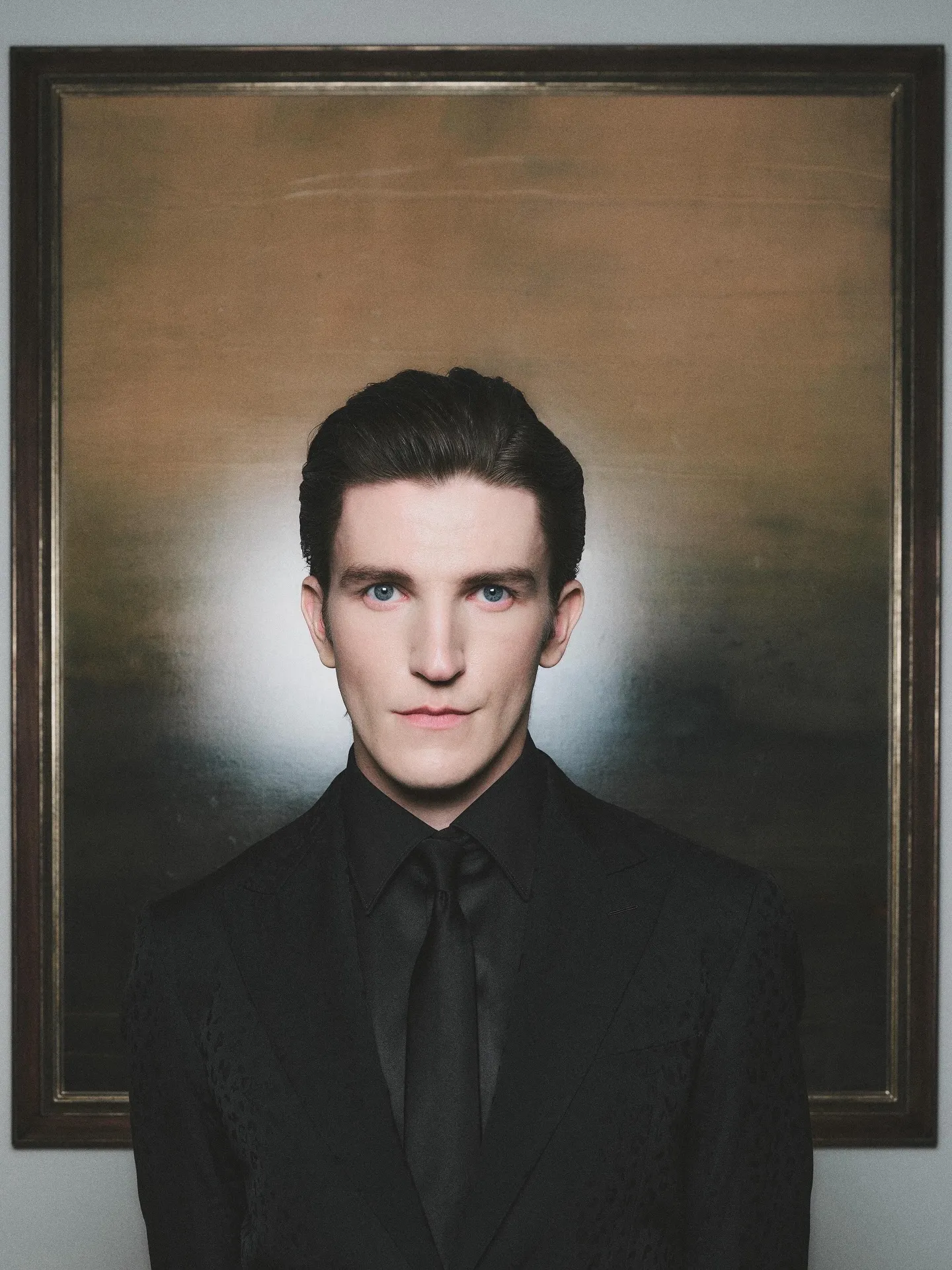 Ewan Mitchell - Photo