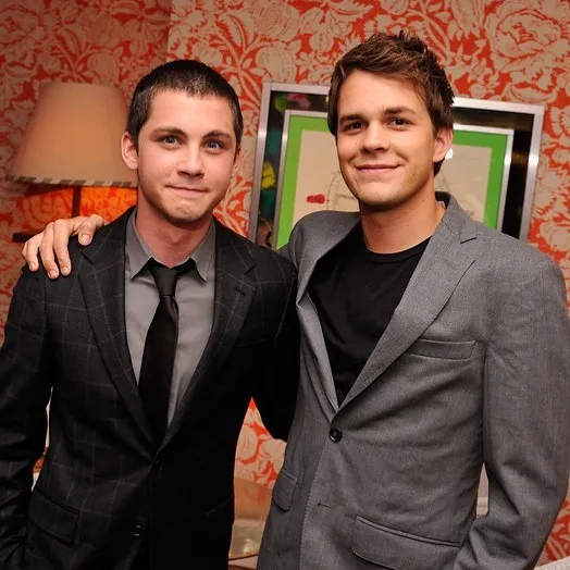 Johnny Simmons - Photo