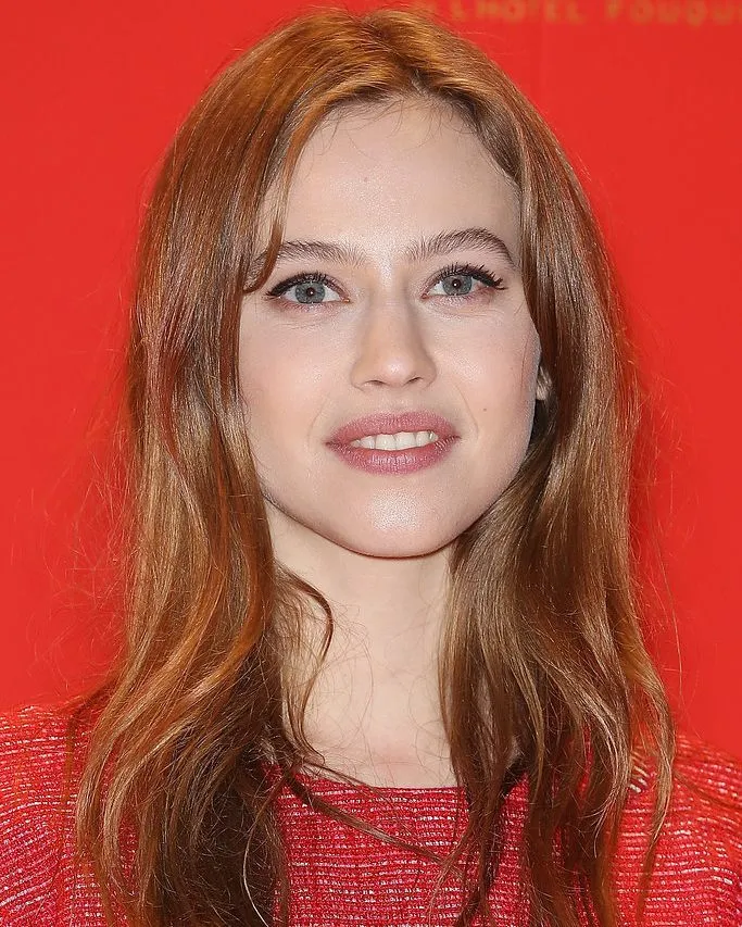 Lou De Laâge - Photo