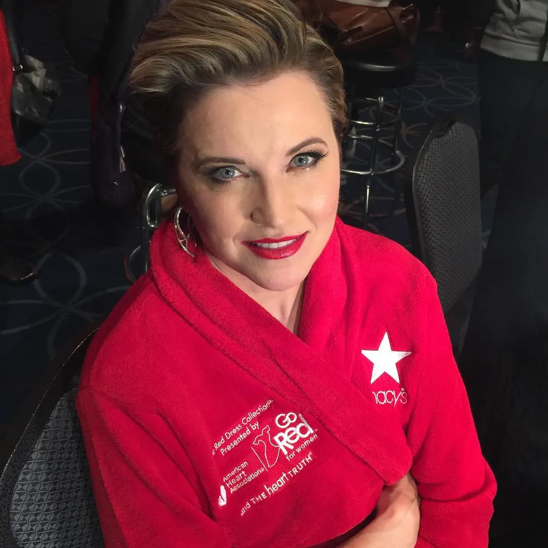 Lucy Lawless - Photo