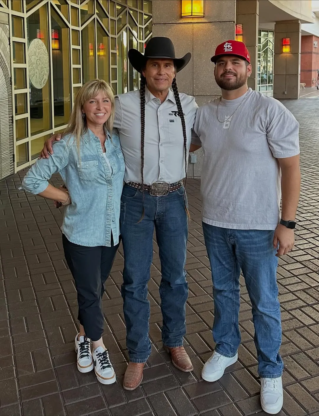 Mo Brings Plent - Photo