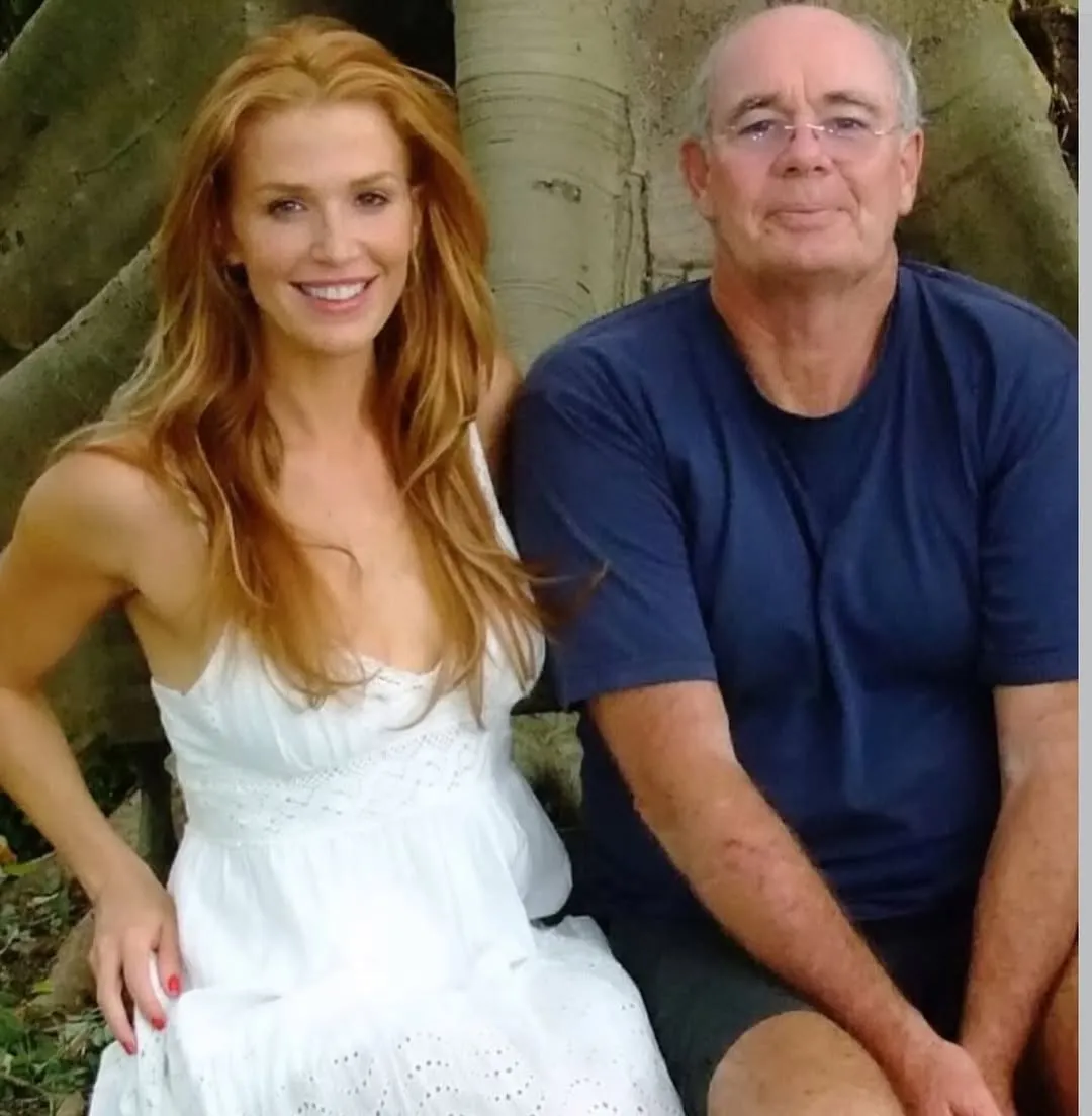 Poppy Montgomery - Photo