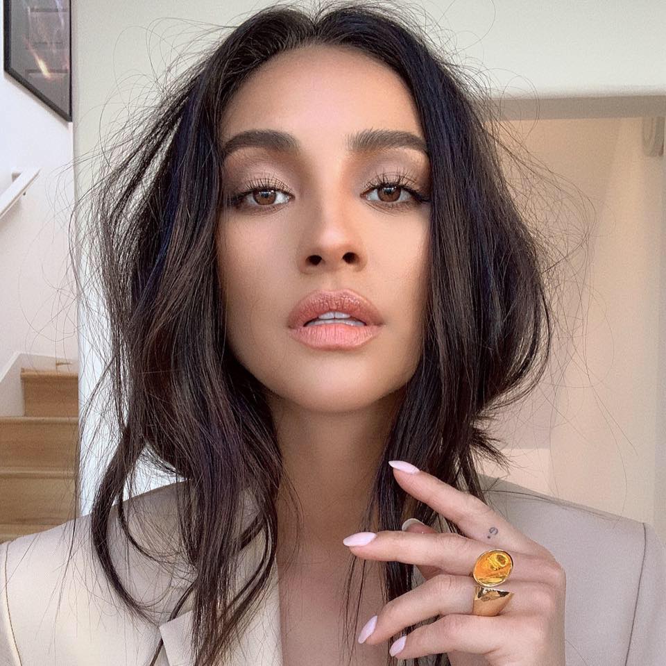 Shay Mitchell - Photo