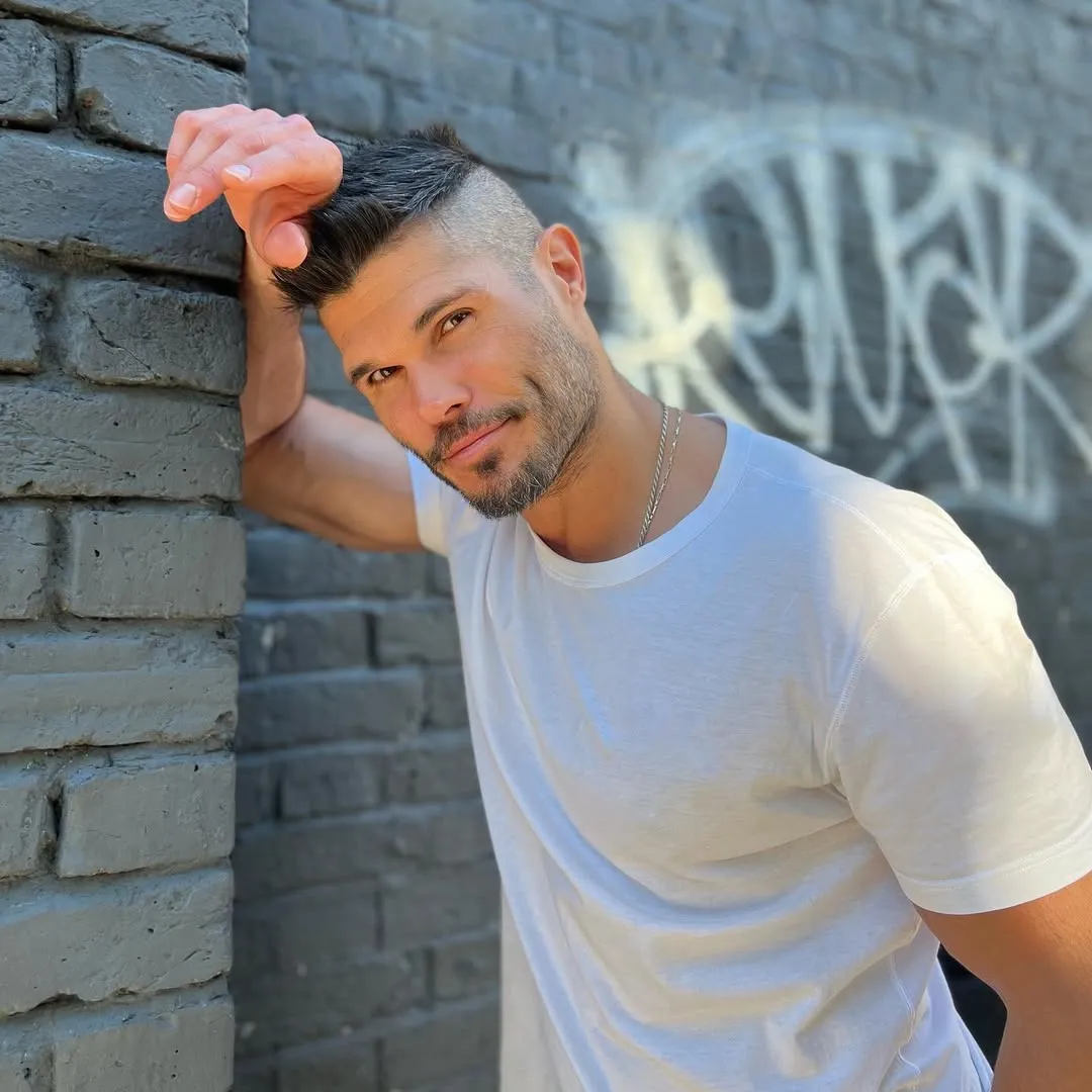 Taylor James - Photo