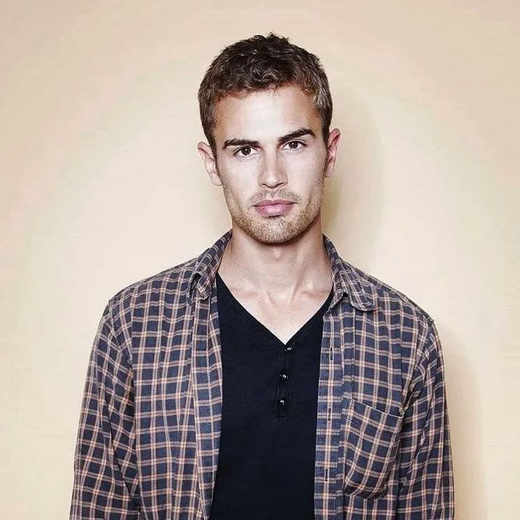 Theo James - Photo